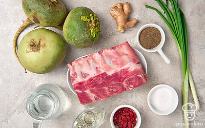 Промойте и обсушите свиные ребрышки и зеленый лук. Помойте и почистите зеленую редьку и корень имбиря. Подготовьте чистую воду, а также кастрюлю подходящего размера с крышкой, дуршлаг и глубокие тарелки для подачи.