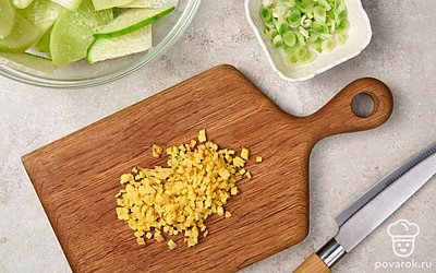 Отрежьте белую часть у зеленого лука, нарежьте ее кольцами. Перья нашинкуйте как можно тоньше. Мелко порубите корень имбиря. Нарежьте редьку полукруглыми ломтиками толщиной около 1-1,5 см.