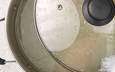 Прикройте кастрюлю крышкой и варите ребрышки около 40-45 минут, периодически удаляя с бульона пену.