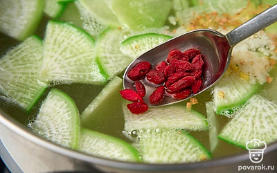 Уберите из кастрюли лук, положите в бульон нарезанную редьку и ягоды годжи. Добавьте корень имбиря и рисовое вино. Варите суп до мягкости редьки примерно 15 минут