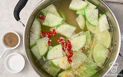 Посолите и поперчите суп, всыпьте нарезанный зеленый лук. Снимите кастрюлю с огня и разлейте суп по тарелкам. 