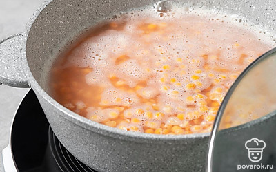 Положите горох в кастрюлю, залейте водой. Поставьте на средний огонь. Доведите до кипения и варите 50 минут под закрытой крышкой при минимальном нагреве.