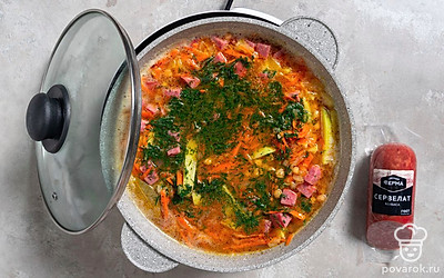 Измельчите укроп. Положите его в суп. Перемешайте и отключите нагрев. Дайте супу настояться 10 минут под закрытой крышкой.