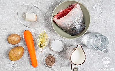 Вымойте горбушу, отделите филе от кожи и костей. Помойте и очистите лук, картофель и морковь. Профильтруйте воду. Подготовьте сковороду, кастрюлю и тарелки для подачи.