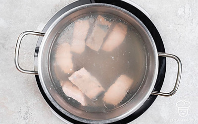 Нарежьте филе горбуши крупными кусками, положите их в кастрюлю. Залейте рыбу водой. Поставьте кастрюлю на огонь выше среднего и дайте воде закипеть.