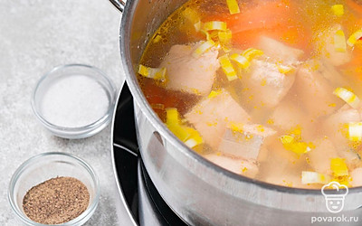 Посолите и поперчите уху, положите кусочки горбуши обратно в кастрюлю.