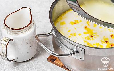 Снова дождитесь кипения и влейте в уху сливки. Поварите уху около 3-4 минут и снимите кастрюлю с огня. Прикройте крышкой и дайте постоять 5-7 минут.