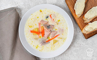 Подайте к ухе ломтики багета со сливочным маслом.