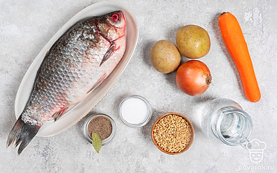 Помойте и очистите рыбу, картофель, морковь и лук. Тщательно промойте перловую крупу. Профильтруйте воду. Подготовьте терку, кастрюлю подходящего размера, сито, глубокие порционные тарелки для супа.