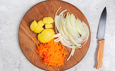 Крупно натрите морковь, нашинкуйте лук полукольцами. Нарежьте картофель кусочками размером 1,5-2 см.