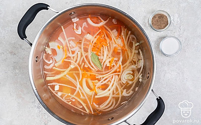 Положите в уху лавровый лист, соль и перец. Варите уху около 20-25 минут до готовности картофеля и перловки.