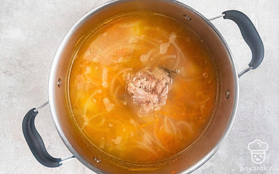 Снимите уху с огня. Уберите лавровый лист, положите кусочки рыбы. Дайте настояться 10 минут под крышкой и разлейте уху по тарелкам.