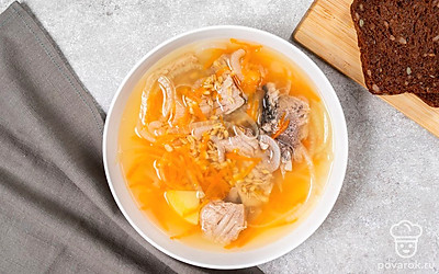 Подайте горячую уху с перловкой вместе с мягким ржаным хлебом.