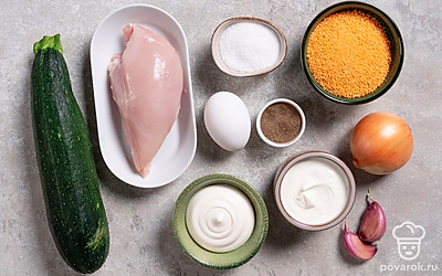 Тщательно вымойте и просушите мясо с помощью бумажных полотенец. Хорошо помойте овощи и яйцо. Очистите лук, чеснок и цукини. Подготовьте блендер, пергаментную бумагу, противень и терку.