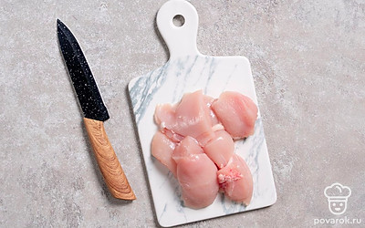 Куриную грудку нарежьте небольшими кубиками.