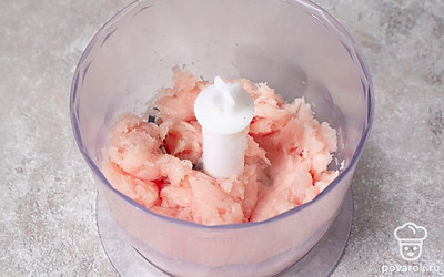 Переложите мясо в чашу блендера и измельчите до пюреобразного состояния. Переложите готовый фарш в миску.