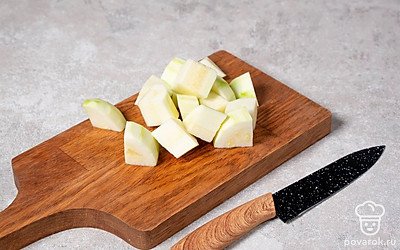 Цукини нарежьте средними по размеру кусочками. 