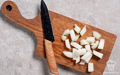 Лук нарежьте такими же кусочками, как и цукини.