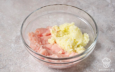 Измельченные овощи выложите в миску с куриной грудкой.