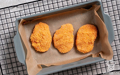 Выложите наггетсы в форму для запекания. Духовку разогрейте до 180 градусов. Когда духовка разогреется, поместите в нее противень с заготовками и оставьте запекаться примерно на 25 минут.