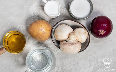 Помойте и почистите картофель, шампиньоны и лук. Срежьте с грибов темные пятна и потемневшее основание ножки. Подготовьте сотейник.