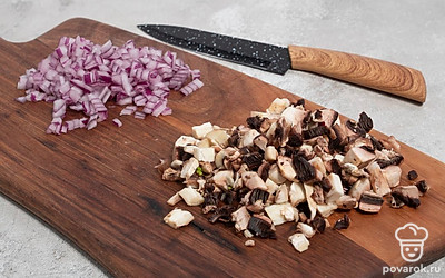 Нашинкуйте красный лук тонкими полукольцами или мелким кубиком. Шампиньоны нарежьте кубиками небольшого размера.
