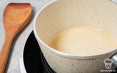 Поставьте сотейник на средний огонь и влейте в него оливковое масло. Дождитесь, когда масло хорошо прогреется.