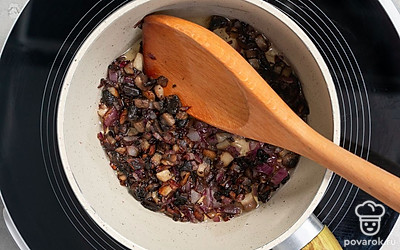 Отправьте лук и грибы в разогретое масло. Периодически помешивая, обжарьте овощи. Лук должен стать прозрачным, а всю жидкость от грибов нужно выпарить. 