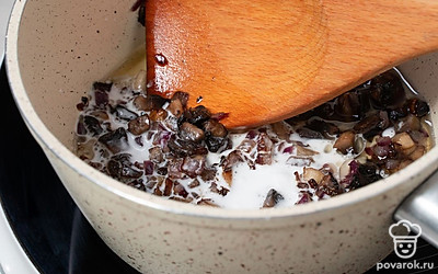 Влейте кокосовое молоко к обжаренным грибам и луку, перемешайте.