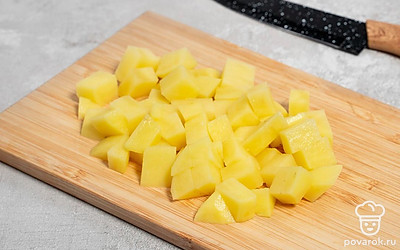 Нарежьте картофель кубиками или некрупными брусочками.