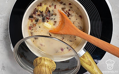 Добавьте в сотейник воду. Перемешайте и дождитесь, когда жидкость закипит. Выложите в кастрюлю картофель. Накройте сотейник крышкой и варите суп 20 минут, пока картофель не станет мягким.