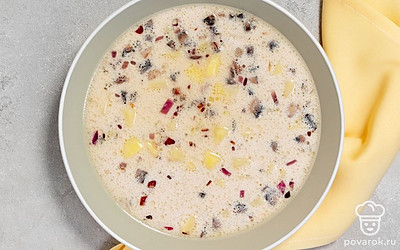 Подайте суп с кокосовым молоком в горячем виде с хлебцами или гренками.