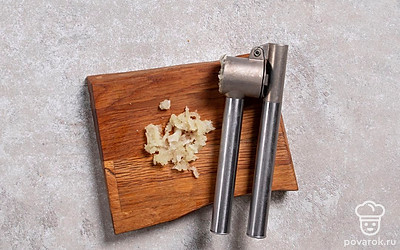 Зубчики чеснока натрите на мелкой терке или пропустите через специальный пресс.