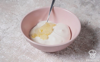 В миску выложите сметану, майонез и измельченный чеснок. Тщательно перемешайте соус.