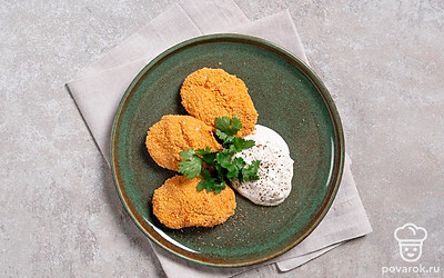 Переложите наггетсы на тарелку, а рядом положите чесночный соус.