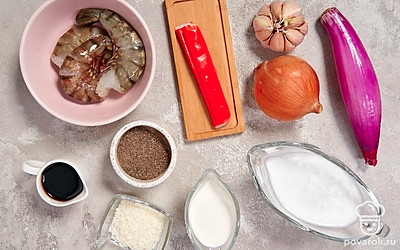 Разморозьте креветки, очистите от панциря, уберите голову, а хвостик оставьте. Вымойте лук-шалот и чеснок. Очистите овощи от шелухи. Уберите пленку с крабовой палочки. Подготовьте небольшую кастрюлю, сковороду и сито.