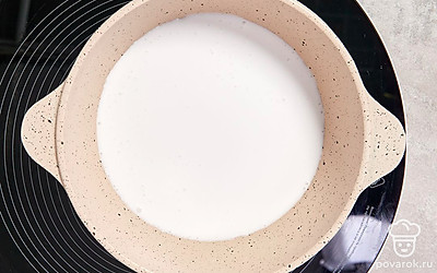 Влейте кокосовое молоко в небольшую кастрюлю. Поставьте ее на огонь. 