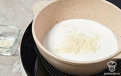 Всыпьте в молоко кокосовую стружку. Варите молоко на слабом огне 15-20 минут.