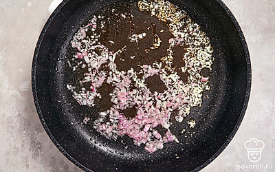 Мелко нарежьте лук-шалот и чеснок. Обжарьте их на сухой антипригарной сковороде в течение 2-3 минут.