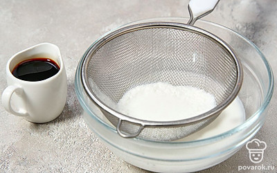 Процедите молоко через мелкое сито. Добавьте в него соевый соус и перелейте обратно в кастрюлю. Поставьте на медленный огонь.