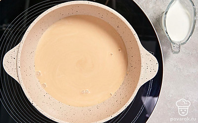 Влейте в кастрюлю сливки. Перемешайте. 