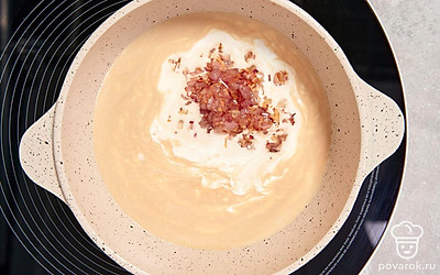 Когда молоко подогреется, добавьте в него обжаренные овощи. 