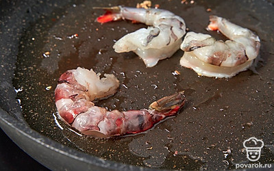 Обжарьте на сковороде креветки в течение 1-2 минут. Затем отправьте их в суп. Потомите блюдо 1-2 минуты и снимите с огня.