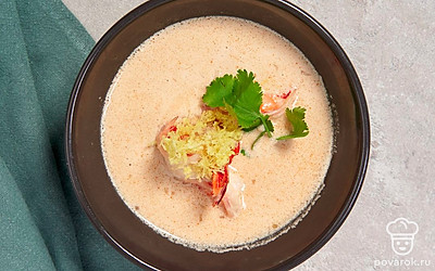 Перед подачей посыпьте готовый тайский суп измельченной лимонной цедрой.