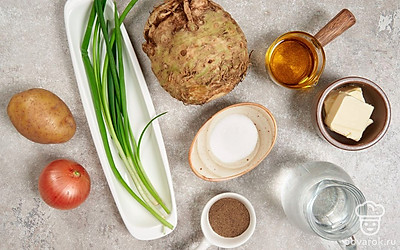 Вымойте и очистите овощи и корень сельдерея. Промойте и обсушите перья зеленого лука. Подготовьте кастрюлю, сковороду и погружной блендер.
