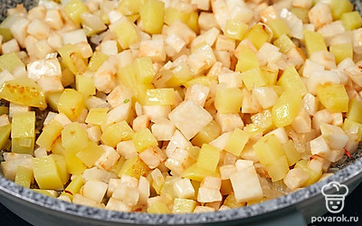 Растопите в сковороде сливочное масло. Влейте оливковое масло, перемешайте. Выложите лук, картофель и корень сельдерея. Жарьте все вместе 10 минут.