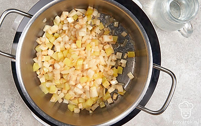 Переложите обжаренные ингредиенты из сковороды в кастрюлю. Влейте воду. Поставьте кастрюлю на огонь и дождитесь кипения.