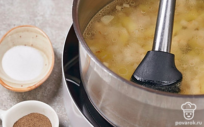 Всыпьте в суп соль и перец по вкусу. Перемешайте. Убавьте огонь и оставьте ингредиенты вариться на 20 минут.