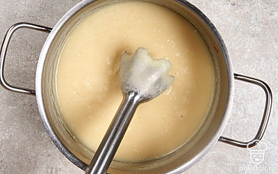 Уберите суп с плиты. При помощи погружного блендера пробейте его до пюреобразного состояния.