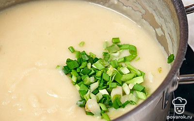Верните суп на небольшой огонь и прогрейте в течение 5-7 минут, помешивая. В конце добавьте зеленый лук и специи по вкусу. Перемешайте